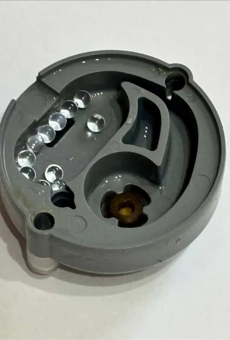 Interno di un cappuccio di pulizia Halogen, con materiale di pulizia visibile attorno ai canali interni