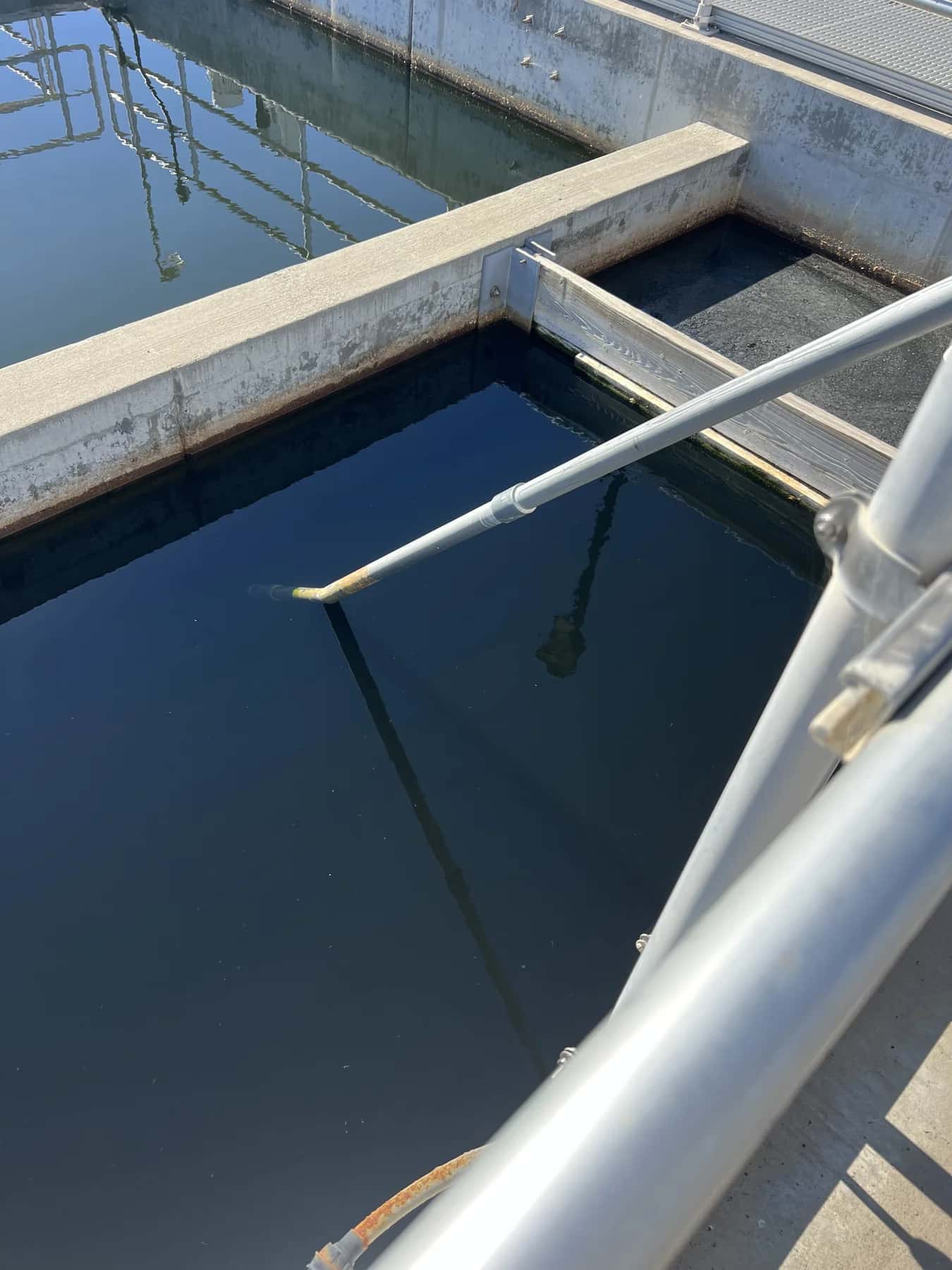 Un supporto a immersione che si estende dalla passerella di una vasca di trattamento nell’acqua