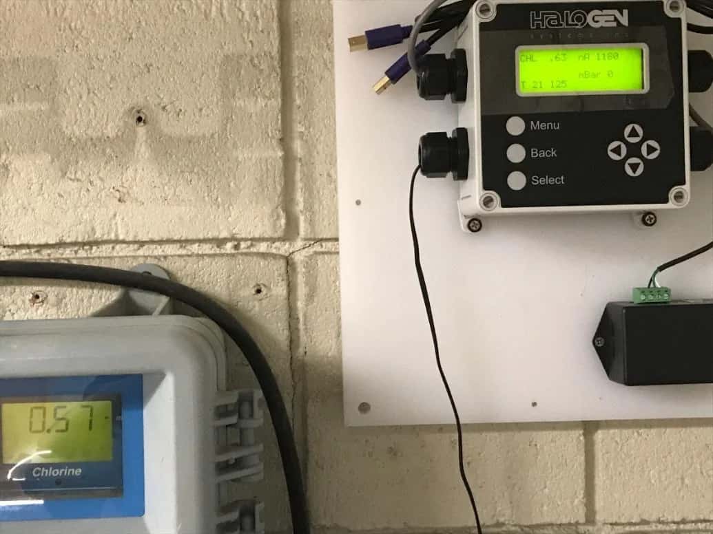 Controller del progetto pilota Lakewood accanto al precedente analizzatore di cloro
