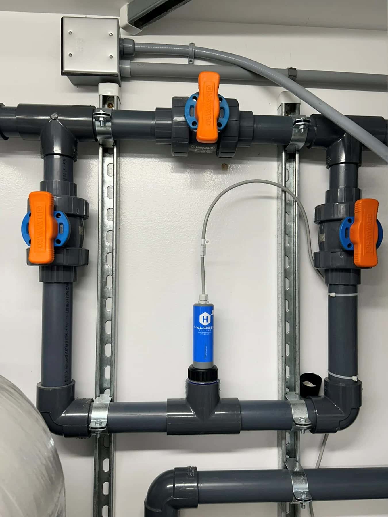 Sensore Halogen montato in un assieme di tubazioni in PVC con valvole di isolamento