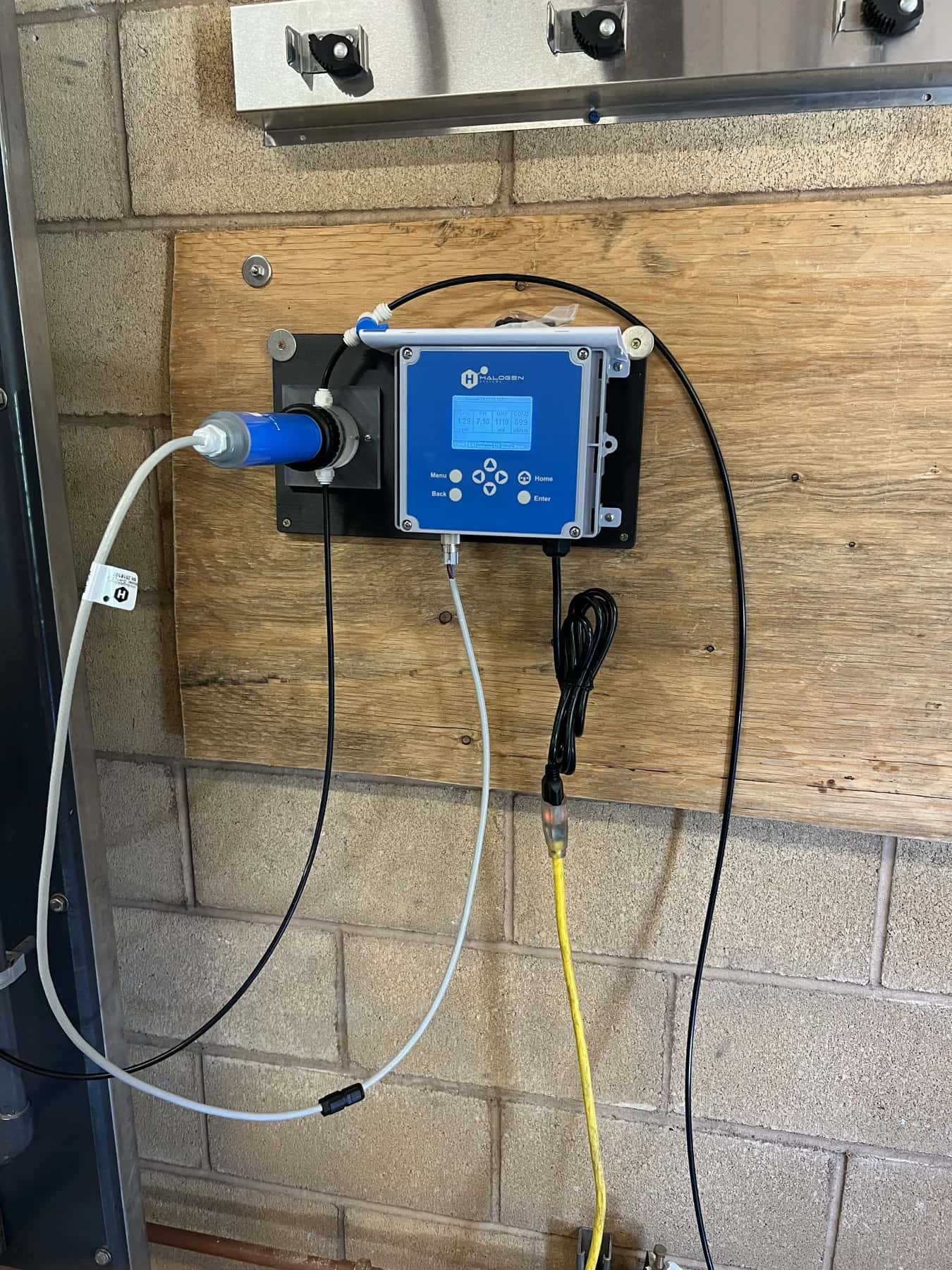 Sensore Halogen e controller D20 montati a parete con tubazioni di campionamento