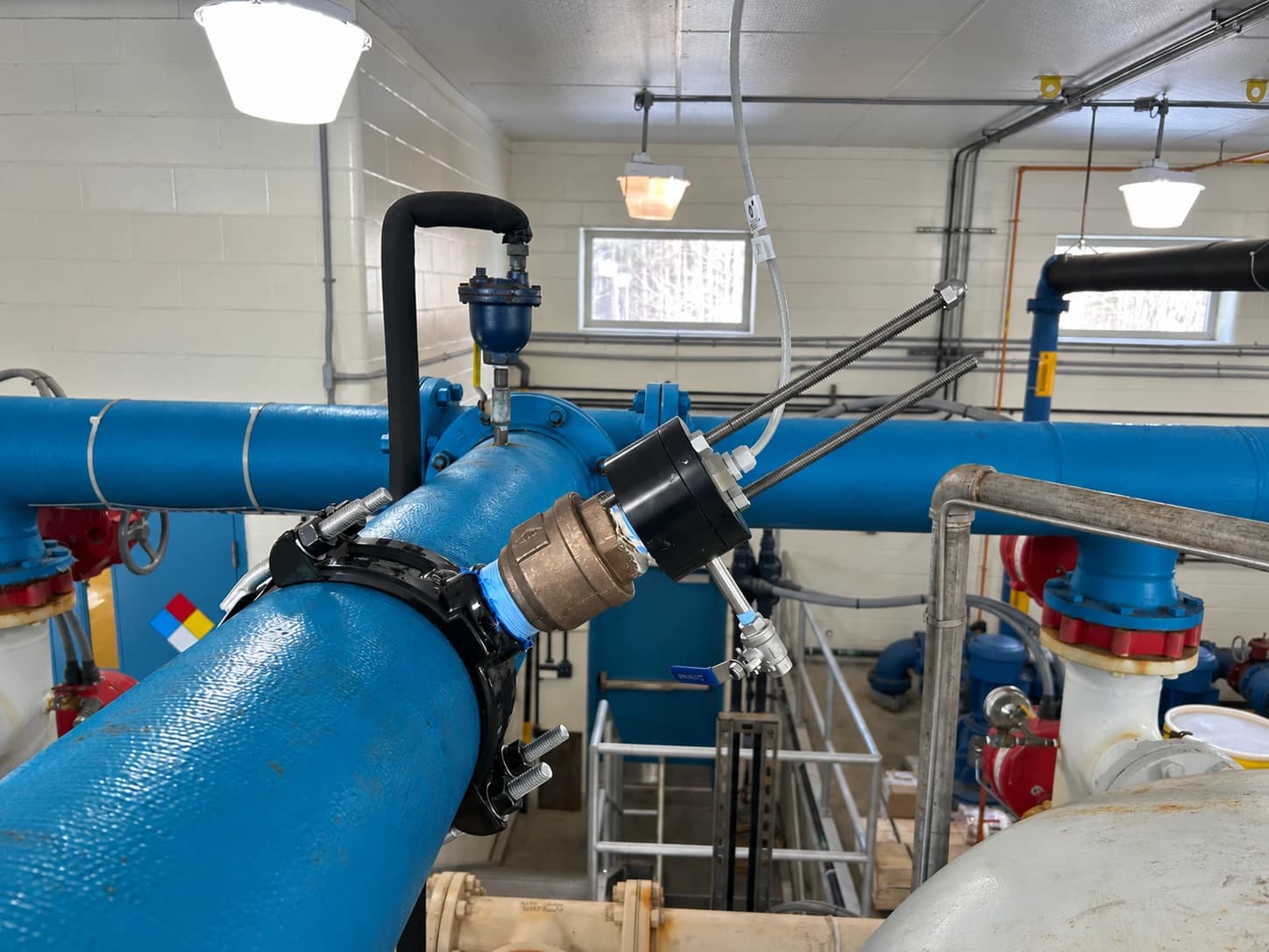 Assieme Halogen a inserzione in pressione installato su una condotta principale di distribuzione orizzontale