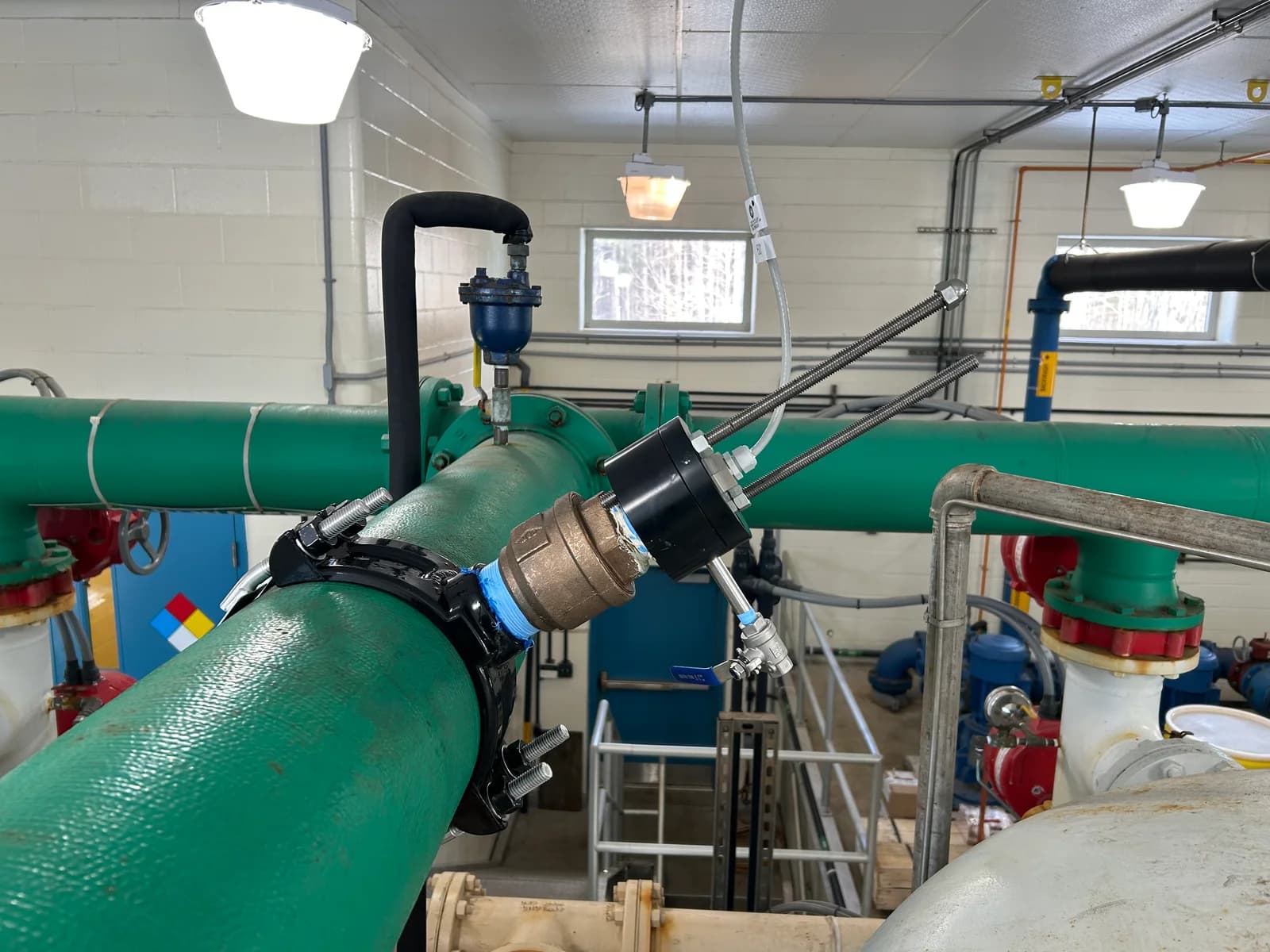 Halogen wet-tap assembly installed on a horizontal distribution main